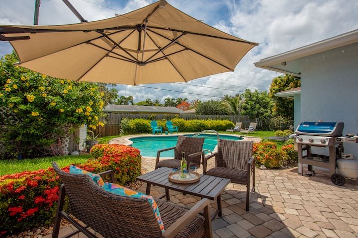 Heated pool & hot tub, one mile to beach!