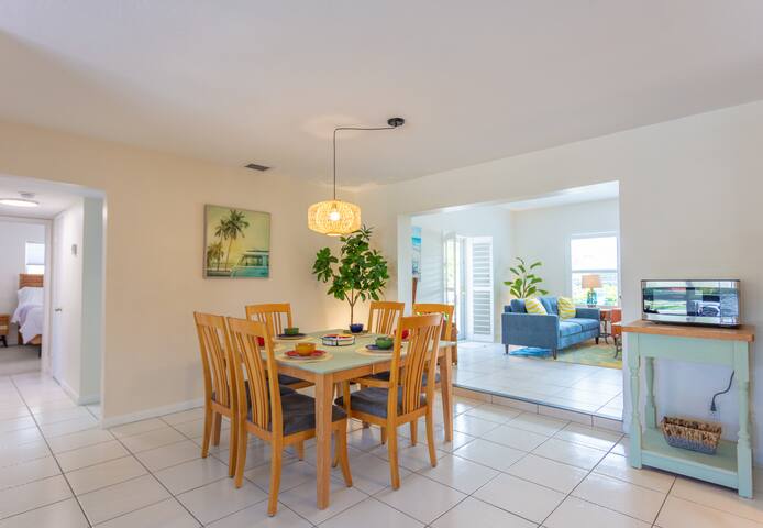 Heated pool & hot tub, one mile to beach! gallery image 3