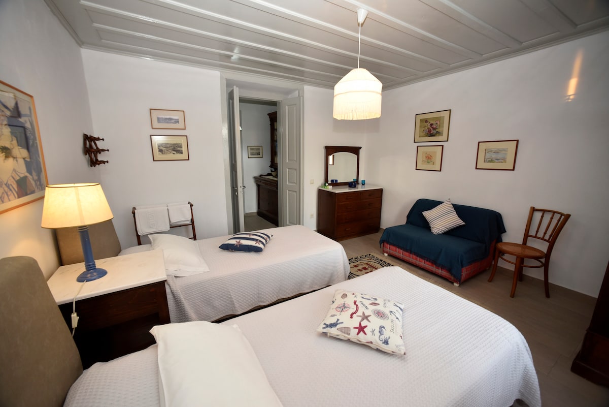 Dormitorio en la planta baja con dos camas individuales y un sofá plegable