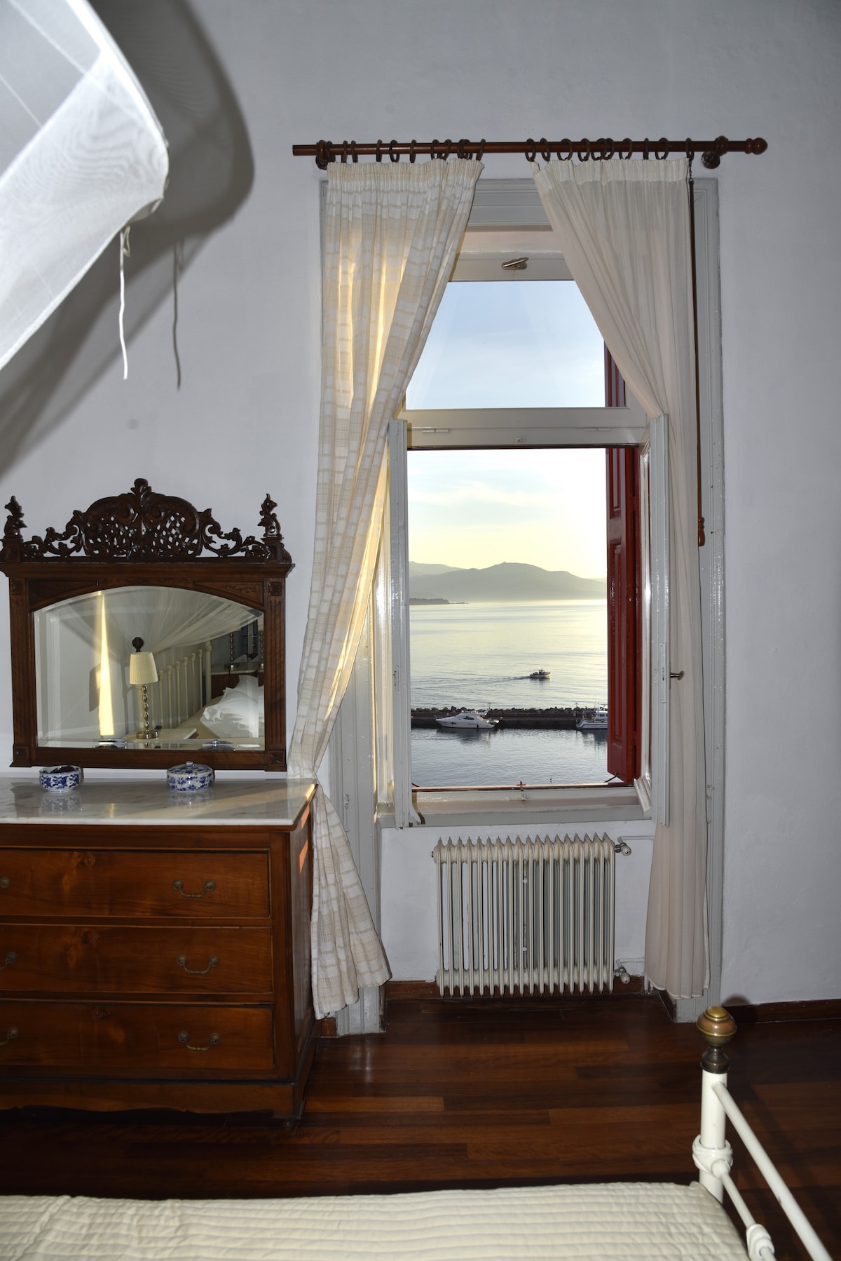 Vistas al mar desde la ventana del dormitorio principal.