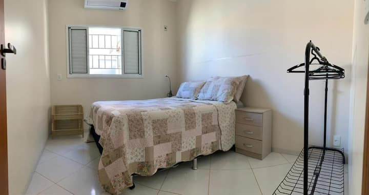 Double room with :

- 1 traditional size double bed
-  Cabideiro
-  2 side tables
- 1 basket of shoes
- Air conditioning

OBS: Illustrative bedding