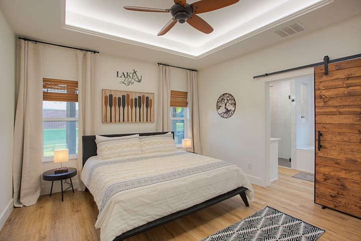 La chambre une est au premier étage et dispose d'un lit King Size et d'une salle de bain privée.
