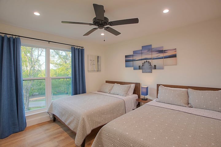 La chambre trois est au deuxième étage et dispose de lits doubles queen size.