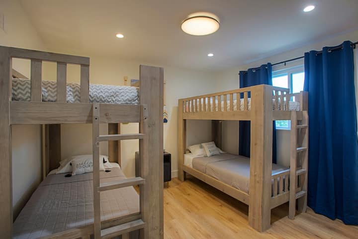 La chambre quatre est au deuxième étage et dispose de deux lits superposés (jumeaux sur lits jumeaux).