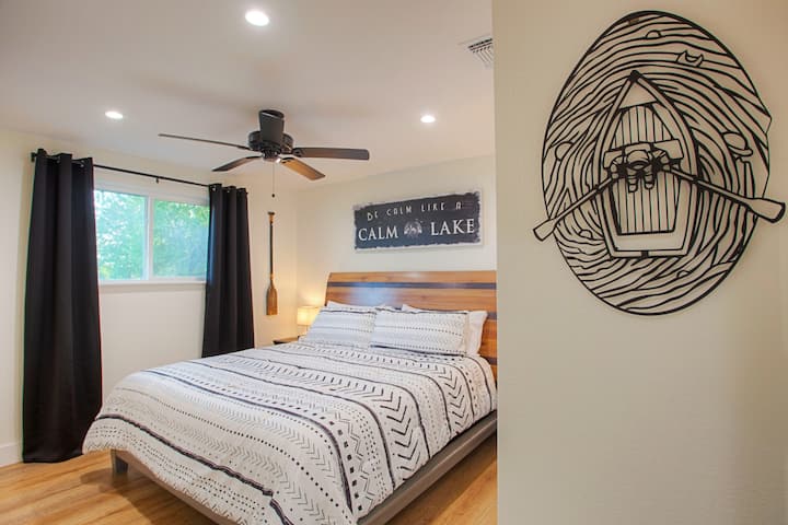 La chambre deux se trouve au deuxième étage et dispose d'un lit King Size.