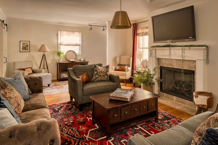 ห้องนั่งเล่นชั้นล่างมีบาร์เปียกและสมาร์ททีวี 4 เครื่องพร้อมเน็ตฟลิกซ์