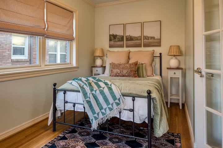 ห้องนอนผู้เข้าพักชั้นล่างพร้อมเตียงคู่