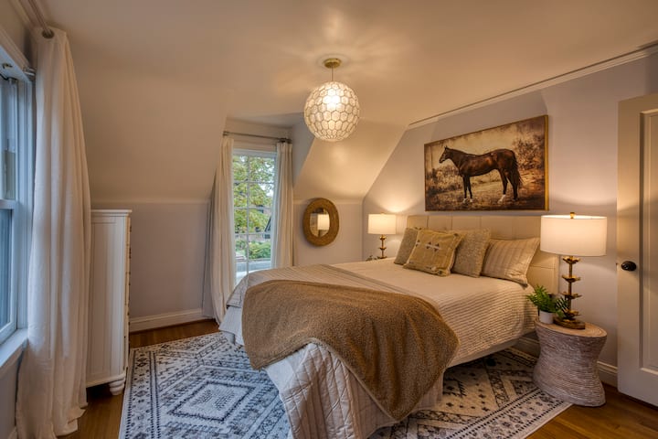 ห้องนอนผู้เข้าพักพร้อมเตียงควีนไซส์และทีวี 4K