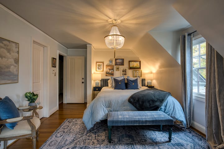 ห้องนอนใหญ่พร้อมเตียงขนาดคิงไซส์ห้องน้ำแยกต่างหากและทีวี 4K