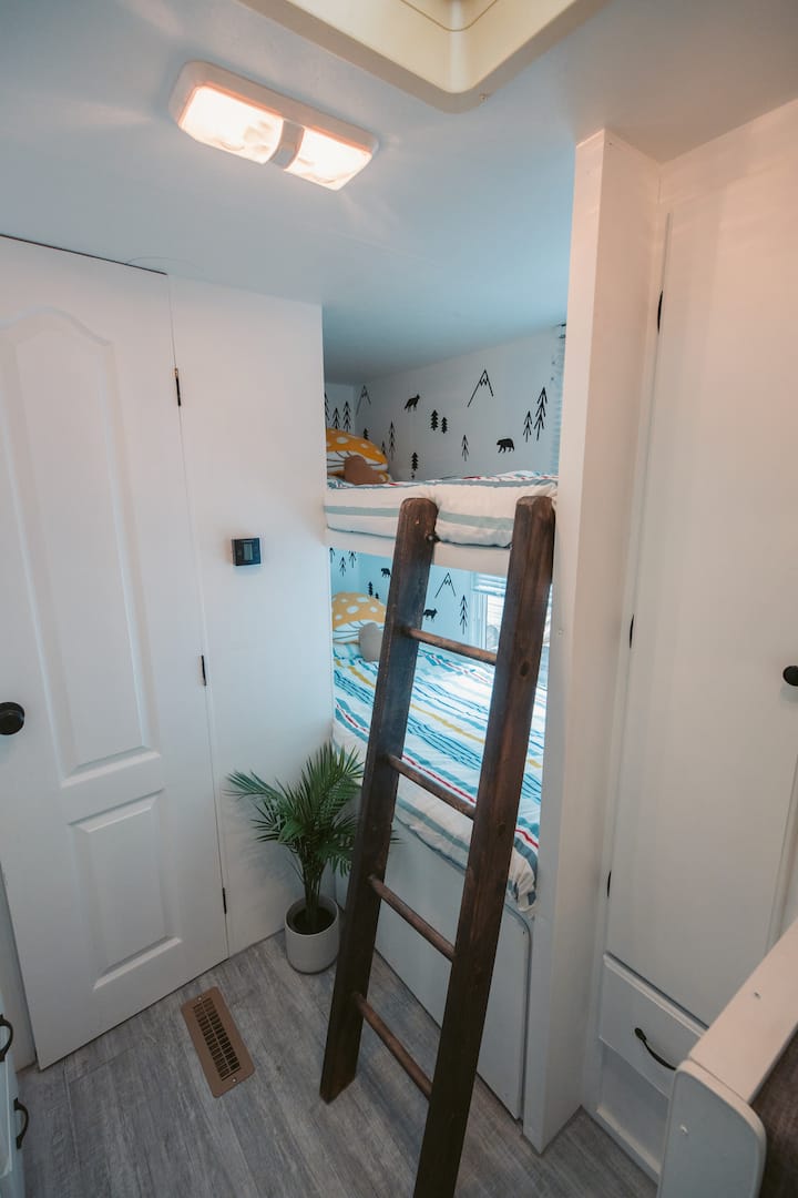 krevat me fjetje në kamperin tonë