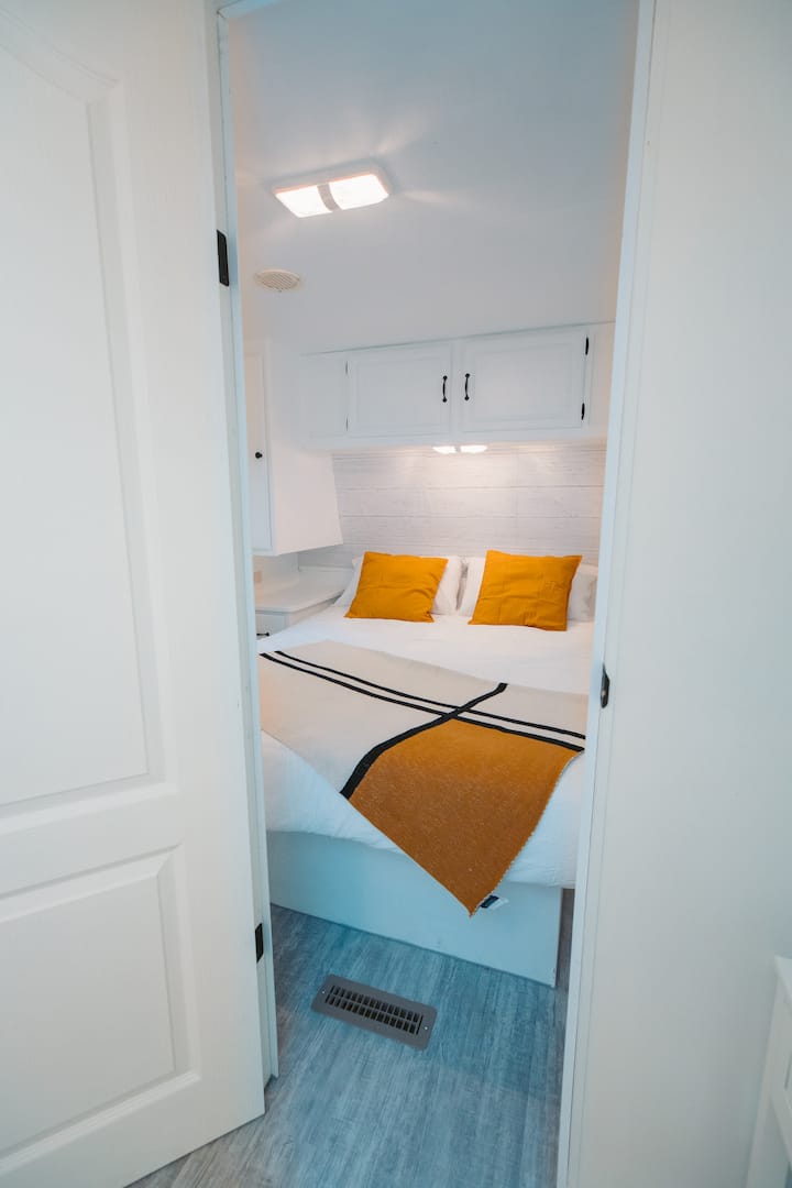 Dhomë gjumi e bukur në rulotën tonë