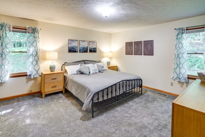 Chambre principale avec lit king et salle de bain complète attenante.