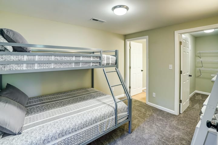 La chambre avec lits superposés du rez-de-chaussée est un lit double double avec salle de bain complète attenante et placard.