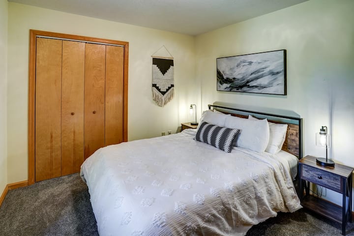 Chambre n °3 à l'étage - lit queen confortable avec fenêtre donnant sur le porche avant et vue sur les montagnes en hiver.