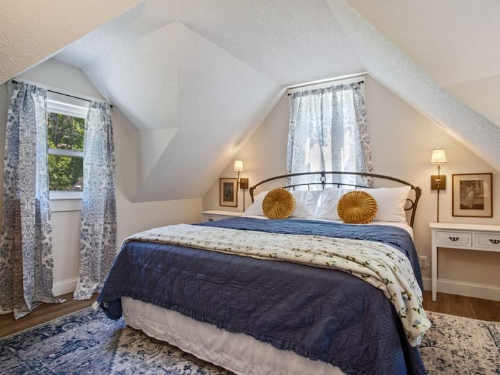 Главна спалня със супер удобно двойно легло.  Включва бюро за писане или работа - ако трябва ;)  