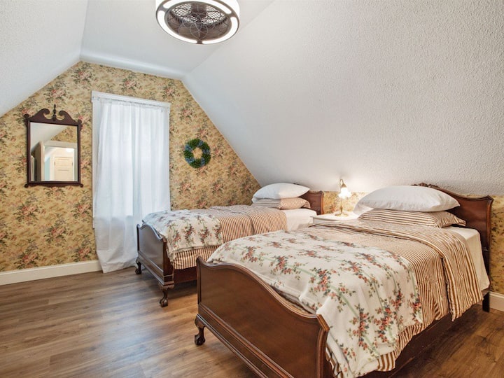 Втора спалня, изпълнена с характер, с две супер удобни единични легла.  Матраците са нови, рамките са антични.  Включва голям килер с дължина на стената, за да съхранявате целия си допълнителен багаж за уютен, домашен престой.  