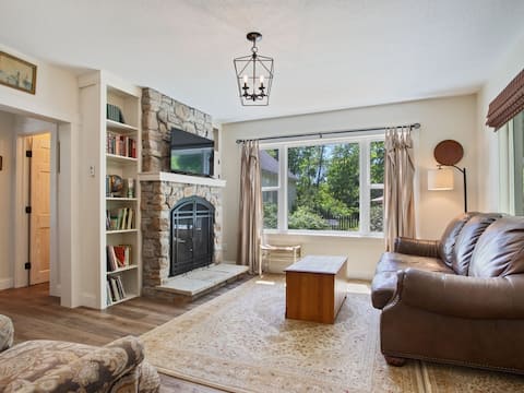 Grove Cottage walkable retreat in St. Croix Valley