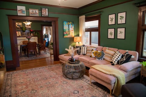 Successful Airbnb property: Eclectic, Cuban Inspired Flat in a 1920's 4-plex in Sacramento