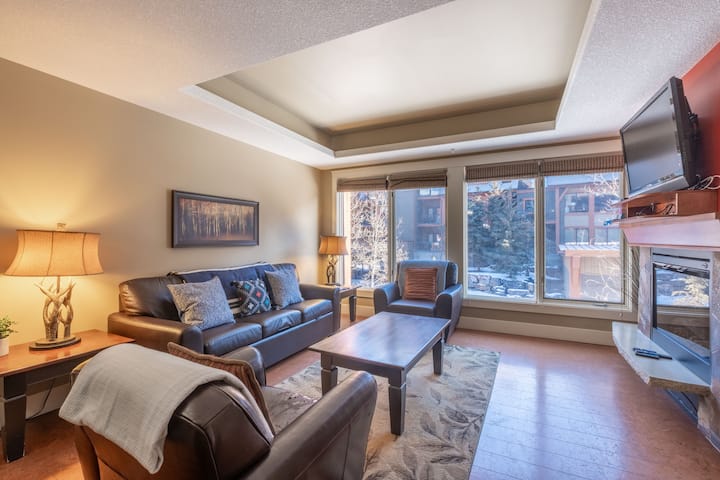 ⭐Huge Hottub+pool⭐ Solara Resort 🏔 Minutes➡️banff 🏔 - Canmore