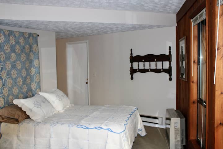 ห้องนอนเตียงควีนไซส์ชั้นล่าง