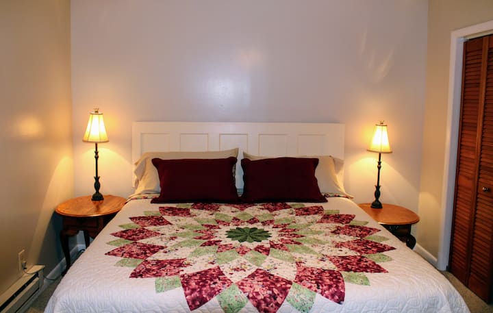 ห้องนอนใหญ่เตียงคิงไซส์ชั้นล่าง