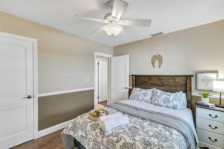 Dhoma e gjumit nr. 4: Krevat dopio "queen" me komodinë, ventilator tavani dhe dollap.