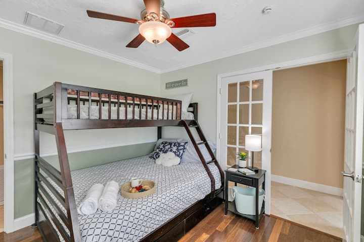 Dhoma e gjumit 2: Krevat dopio XL mbi krevat dopio "Queen" me komodinë, ventilator tavani dhe dollap.