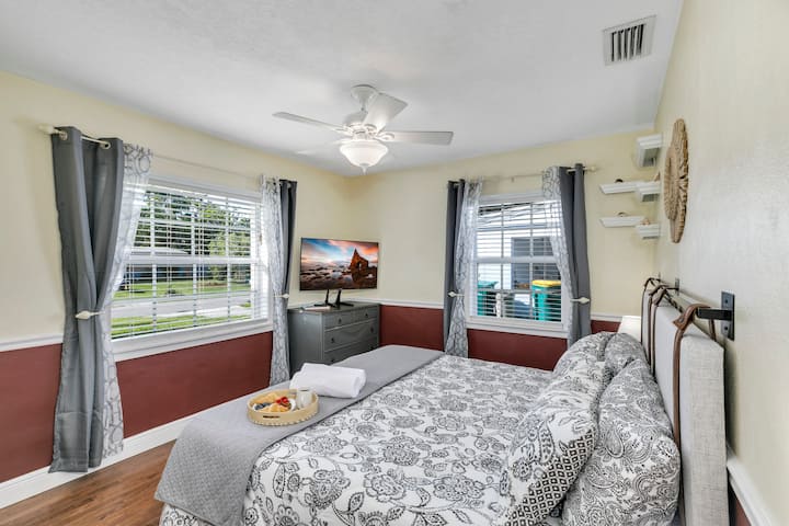 Dhoma e gjumit 3: krevat dopio "king", 2 stenda nate, ventilator tavani, televizor inteligjent 43"(Netflix, Amazon Prime, Disney+), komodinë dhe dollap.