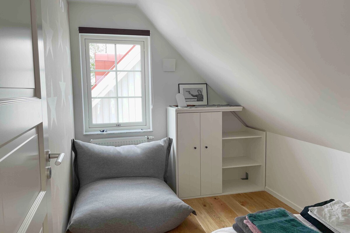 Spálňa 3 so šatníkom a taburetom