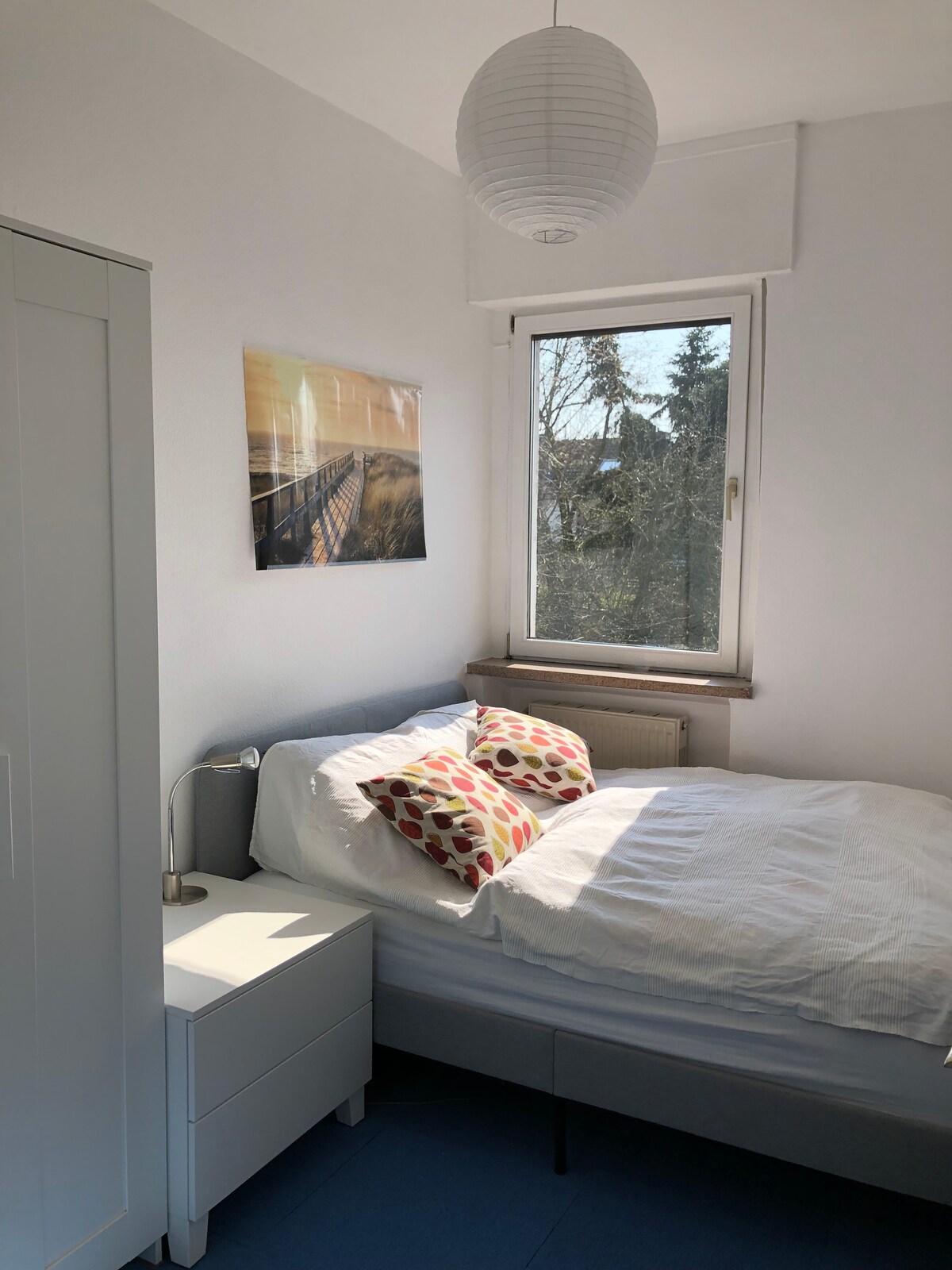 غرفة نوم صغيرة إلى الحديقة الهادئة ،
سرير 140 × 200،
خزانة ملابس وخزانة ملابس صغيرة