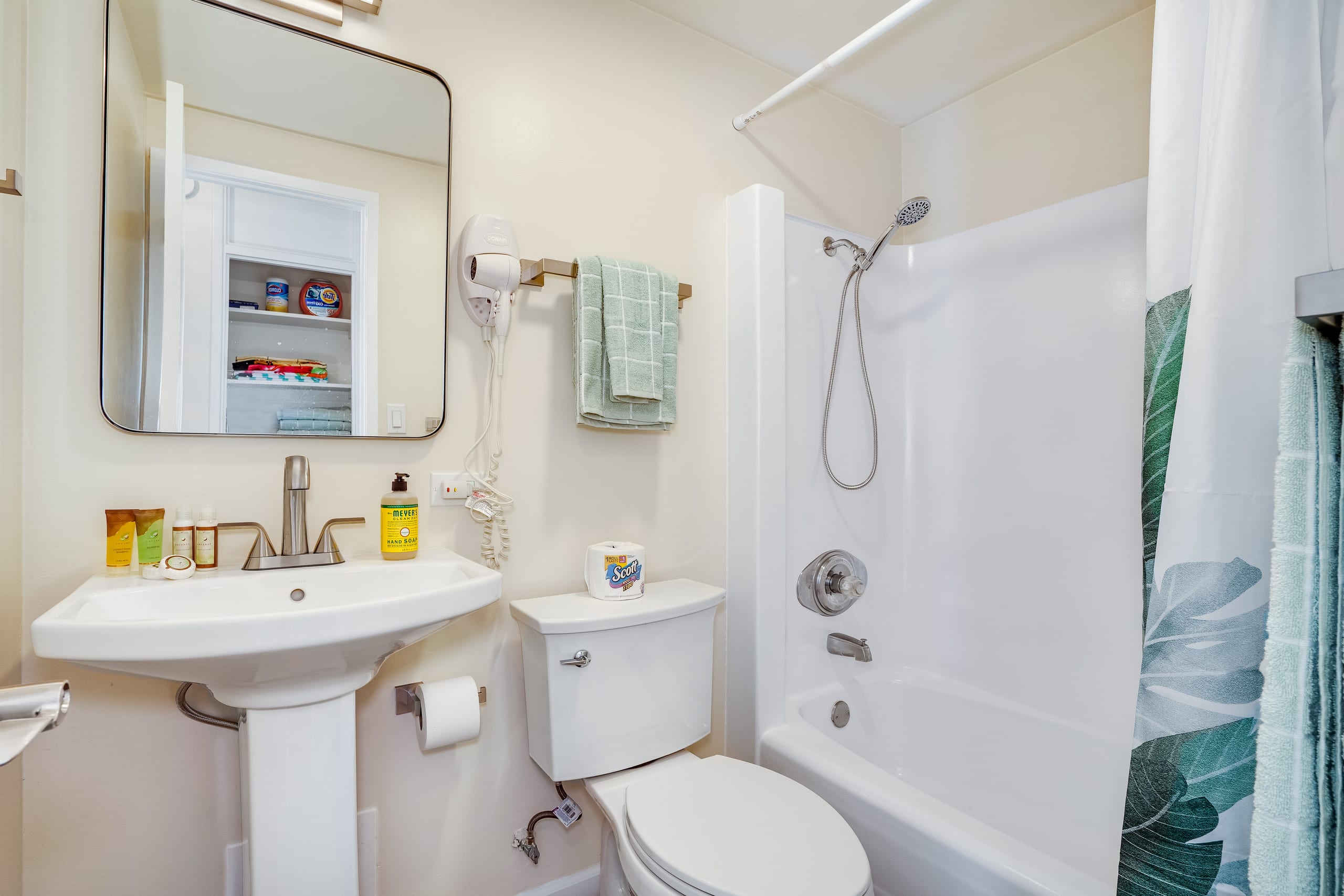 Condo in Honolulu · ★4.73 · 1 bedroom · 2 beds · 1 private bath - Image 11