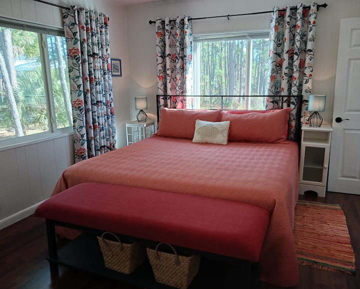 Удобен брачен кревет (широк 180-220 см)