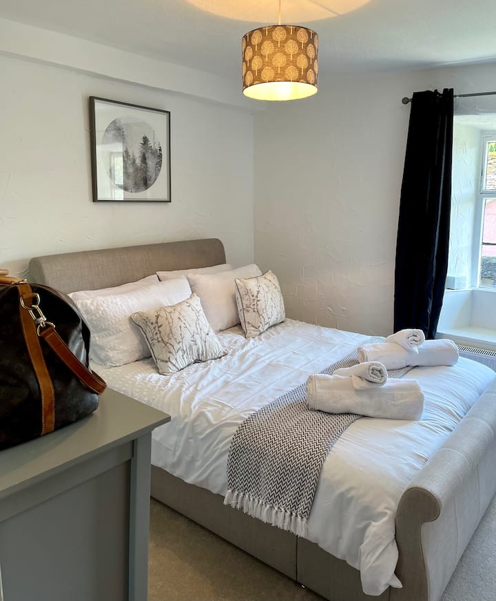 ห้องนอนใหญ่สว่างและโปร่งสบาย