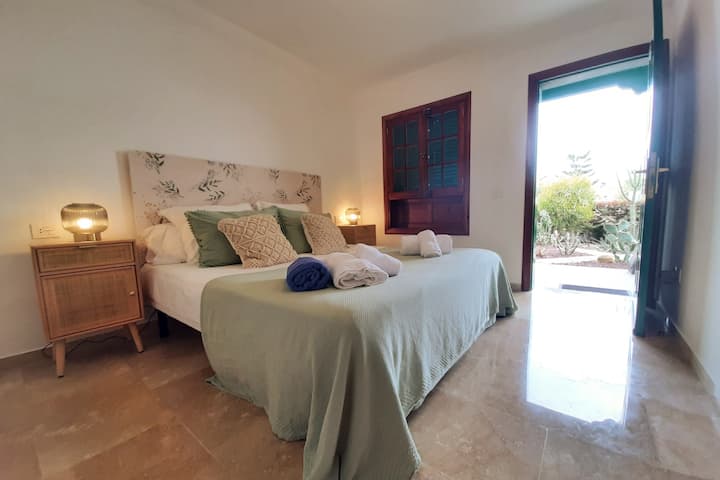 [Habitación verde - Dormitorio principal]
- Se puede montar como 2 camas de 90x200 o cama de matrimonio de 180x200
- Sábanas, toallas de baño y playa 100% algodón. 
-Acceso directo al jardín privado, con orientación norte