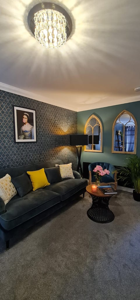 Stylish Scottish House with garden & parking