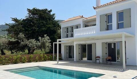 Brand new Villa 100m from the sea in Skopelos Town