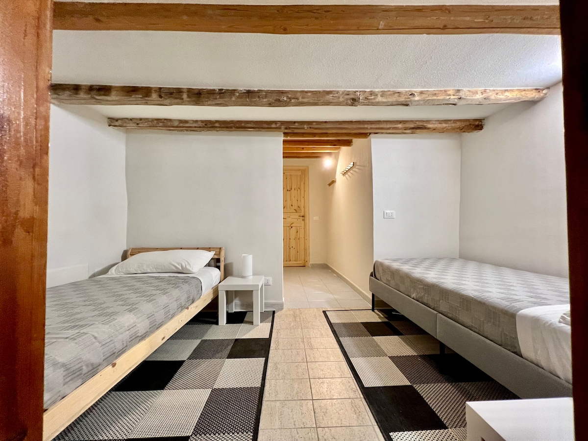 ชั้น 2 เตียงเดี่ยว 2 เตียงพร้อมห้องน้ำในตัวเต็มรูปแบบ 3 จาก 3 ห้องนอน  พื้นที่เหนือศีรษะจำกัดเครื่องปรับอากาศแบบพกพาและเครื่องทำความร้อน