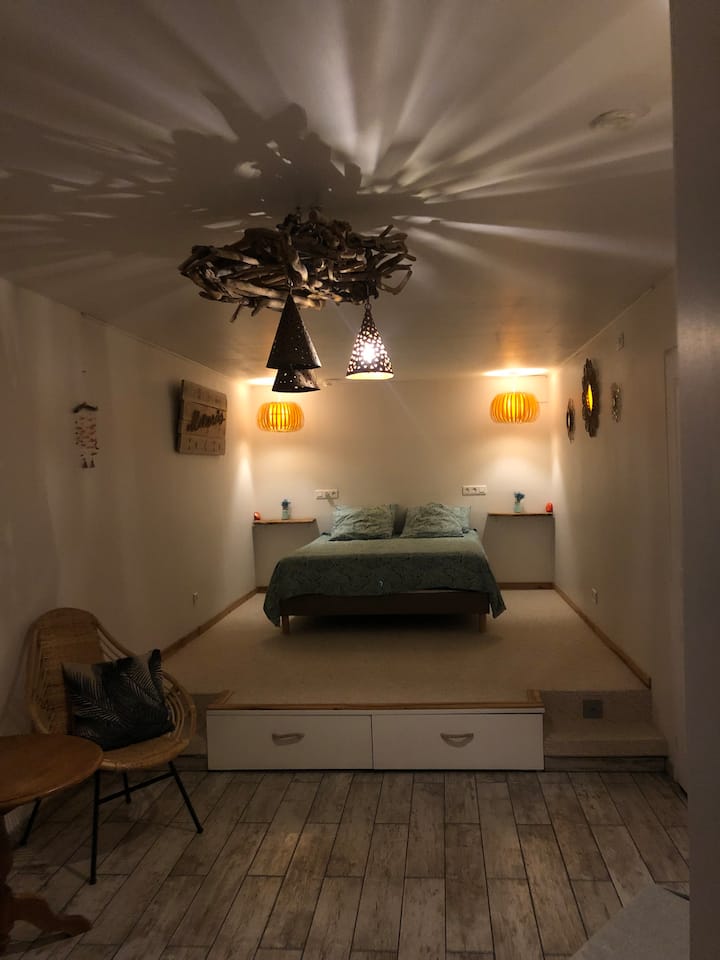 Spavaća soba 1 prostrana s krevetom 160x200, platformom i vlastitom tuš-kabinom.
Soba s klima-uređajem.
Električne rolete.