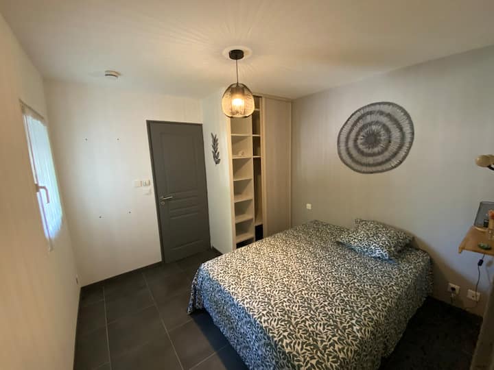 Spavaća soba 4 sa svojih 140 x 200 kreveta i ormarom.