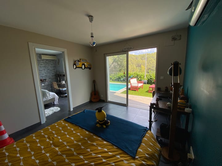 Spavaća soba 2 s krevetom 140X200, radnim stolom, osobnom garderobom i pogledom na bazen kroz široki prozor u zaljevu za nježno buđenje.
Spavaće sobe 2 i 3 komuniciraju kroz klizna vrata koja se mogu zatvoriti.