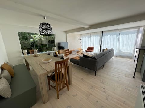 Top Airbnb: De Keizerskroon Modern Beach house with jacuzzi 12p in Wijk 07 Duinzoom