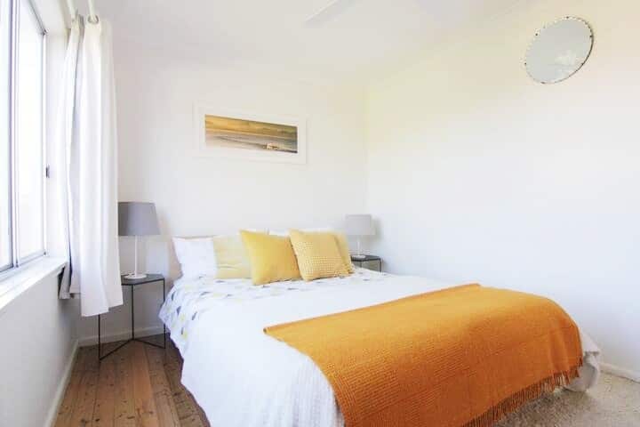 Chumba cha kulala 4 - ghorofani kinachoangalia bustani ya nyuma. Kitanda cha malkia. Shabiki wa dari.