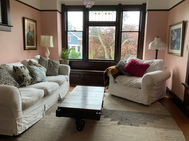 5 Bedroom Character Home - In Fairfield - カナダ ビクトリア