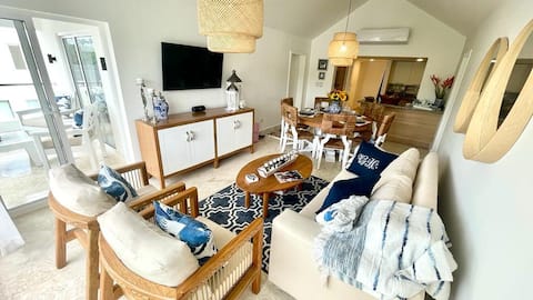 Lovely 2 bedroom Beach Condo w/AC W-iFi.