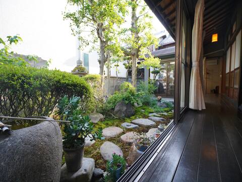 築100年程、京町屋、宇治茶宿(Uji Tea Inn)106室、和室十人部屋、共用トイレ、シャワー