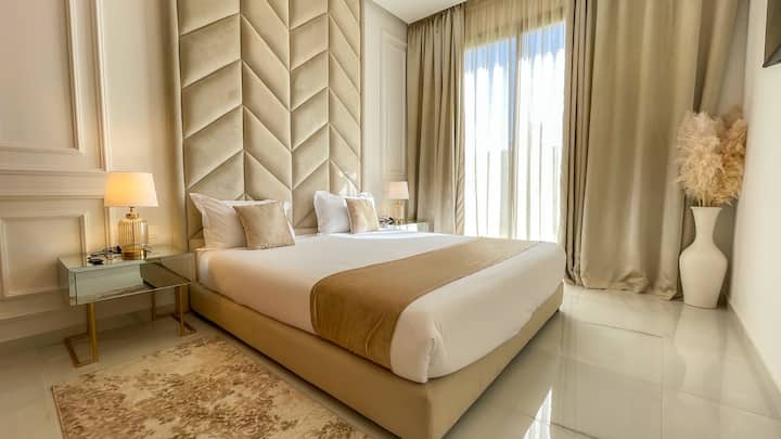 Magistarski studij u Villi ALMI sastoji se od spavaće sobe lijepo uređene u bež tonovima, kao i kupaonice s WC školjkom.