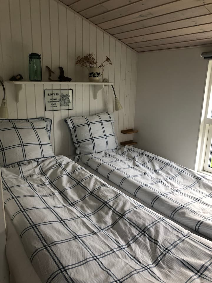 Спалня 2. 
2 единични легла, поставени заедно в двойно легло. 