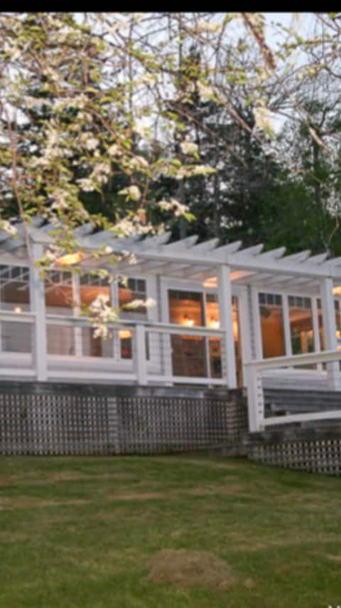 Beautiful 2 Bedroom cottage on the Stanley River