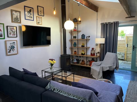 Top Airbnb: Uniquely Spacious Farsley cottage in Leeds