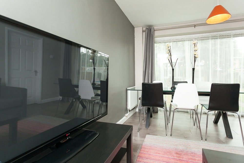 Top performing Airbnb: Comfy Contractor/Family House Gatwick: sleeps 6+ in Crawley